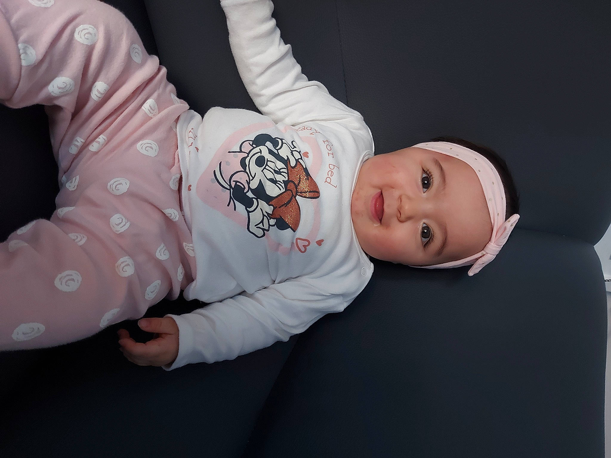Mylana a rejoint le concours — aidez-le/la à gagner de superbes lots ! baby, baby_products, baby_toddler_clothing, cheek, child, comfort, elbow, facial_expression, finger, flash_photography, hand, headgear, headwear, human_body, joy, mammal, pattern, person, sitting, skin