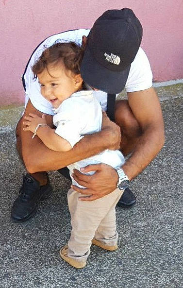 Wahil a rejoint le concours — aidez-le/la à gagner de superbes lots ! baby, baseball_cap, cap, elbow, footwear, hair, happy, hat, human_body, human_leg, lap, leg, person, sandal, shoe, shorts, sneakers, t_shirt, thigh, toddler