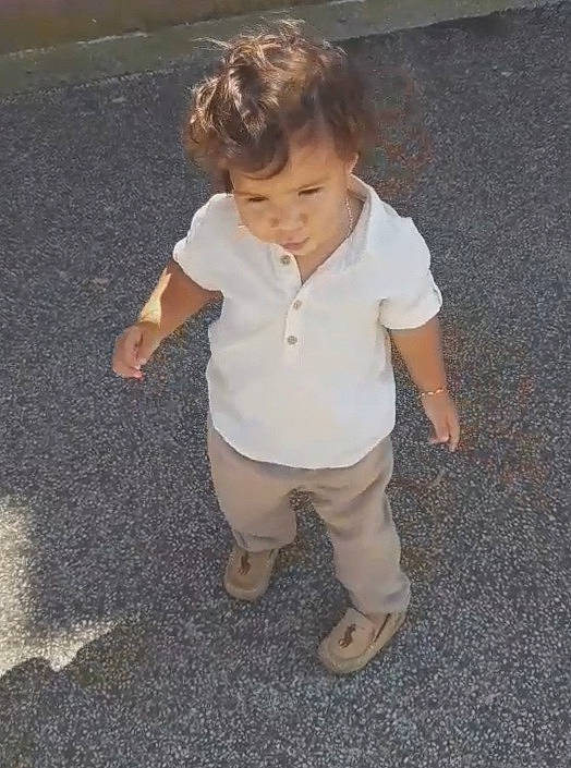 Wahil a rejoint le concours — aidez-le/la à gagner de superbes lots ! asphalt, baby, baby_toddler_clothing, child, flooring, fun, grass, happy, human_leg, people_in_nature, person, play, road_surface, sidewalk, sitting, sleeve, soil, tar, tints_and_shades, toddler