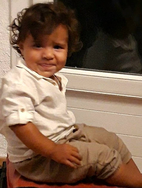 Wahil a rejoint le concours — aidez-le/la à gagner de superbes lots ! baby, baby_toddler_clothing, cheek, child, comfort, elbow, finger, happy, human_leg, knee, lip, mouth, nose, person, skin, sleeve, smile, t_shirt, thigh, toddler