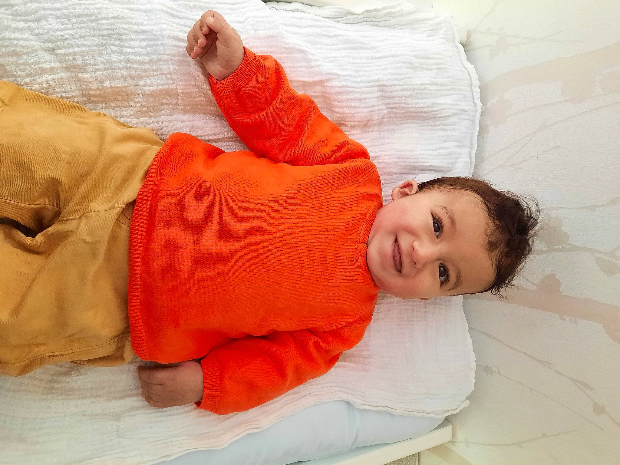 Nessim participe au concours pour gagner de l'argent avec cette photo : baby_sleeping, baby_toddler_clothing, child, comfort, elbow, finger, flooring, foot, human_leg, joint, joy, knee, linens, person, room, skin, sleeve, smile, thumb, toddler