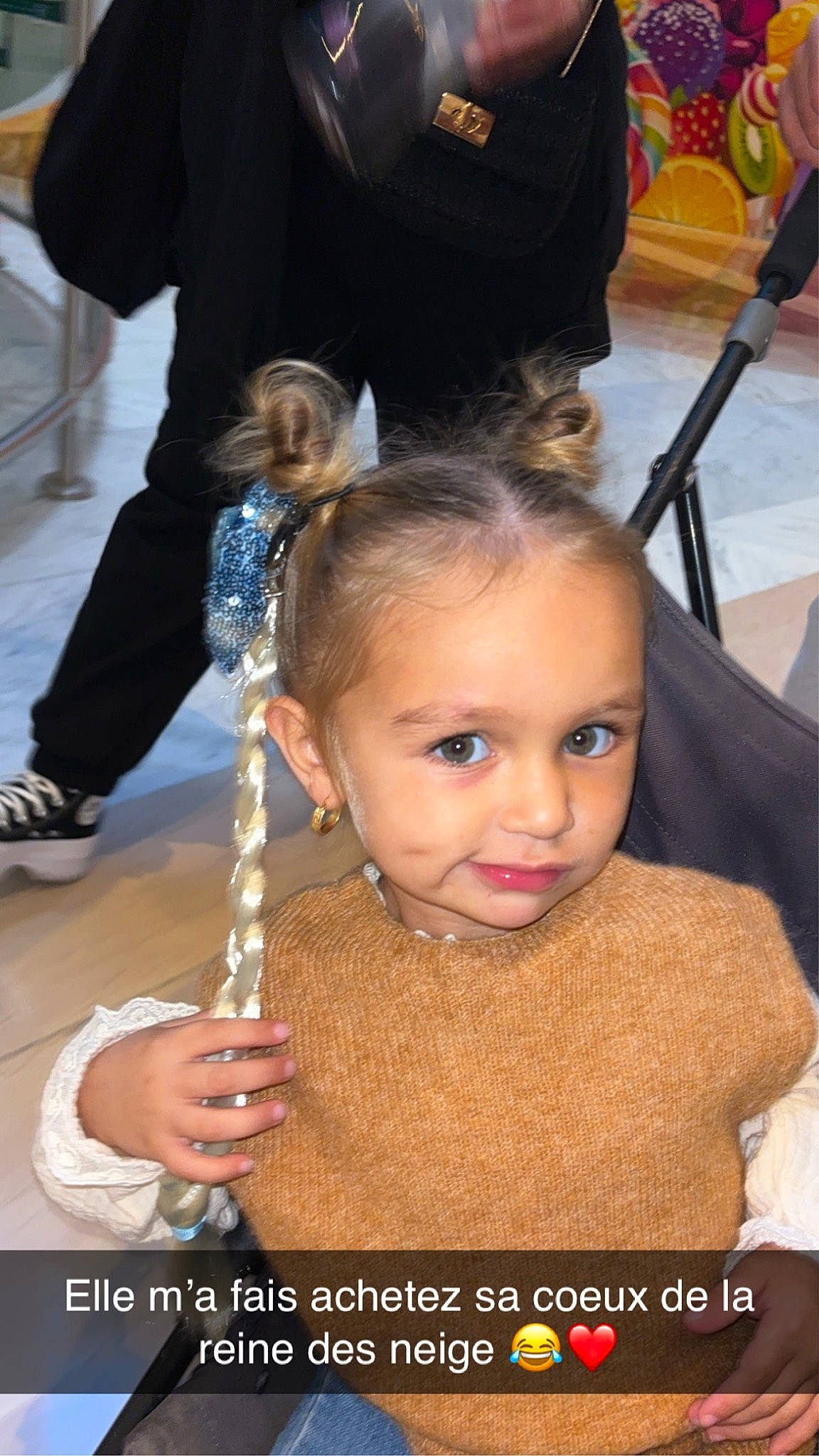 Djeymi participe au concours pour gagner de l'argent avec cette photo : beauty_salon, blond, brown_hair, chair, child, ear, event, eyelash, fashion_accessory, flooring, fun, hair_care, hair_coloring, hairstyle, happy, human, jewellery, person, photograph, snapshot