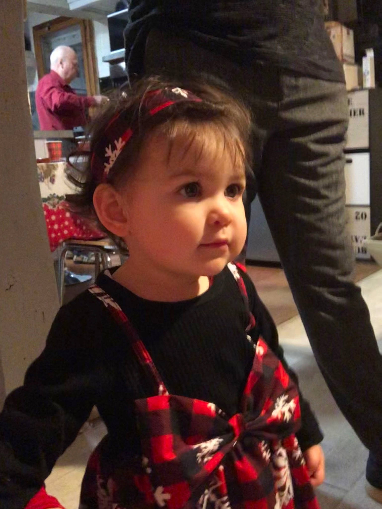 Lise participe au concours pour gagner de l'argent avec cette photo : baby, baby_toddler_clothing, bangs, child, clothing, ear, eyelash, eyewear, fashion, fashion_accessory, fun, happy, iris, lip, neck, person, skin, sleeve, standing, t_shirt