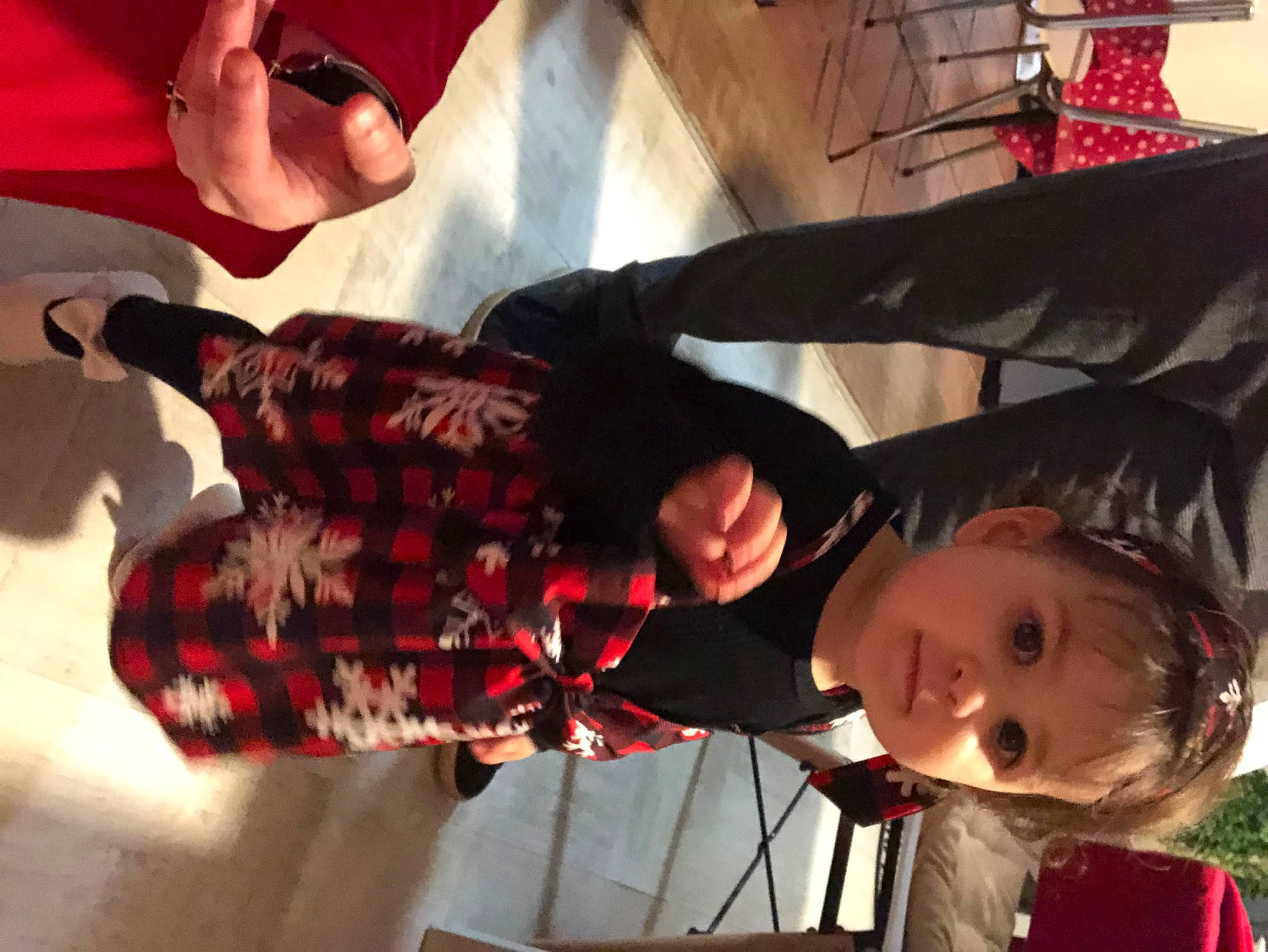 Lise a rejoint le concours — aidez-le/la à gagner de superbes lots ! baby, child, event, flesh, fun, happy, pattern, people, person, red, room, smile, toddler, tradition, tree