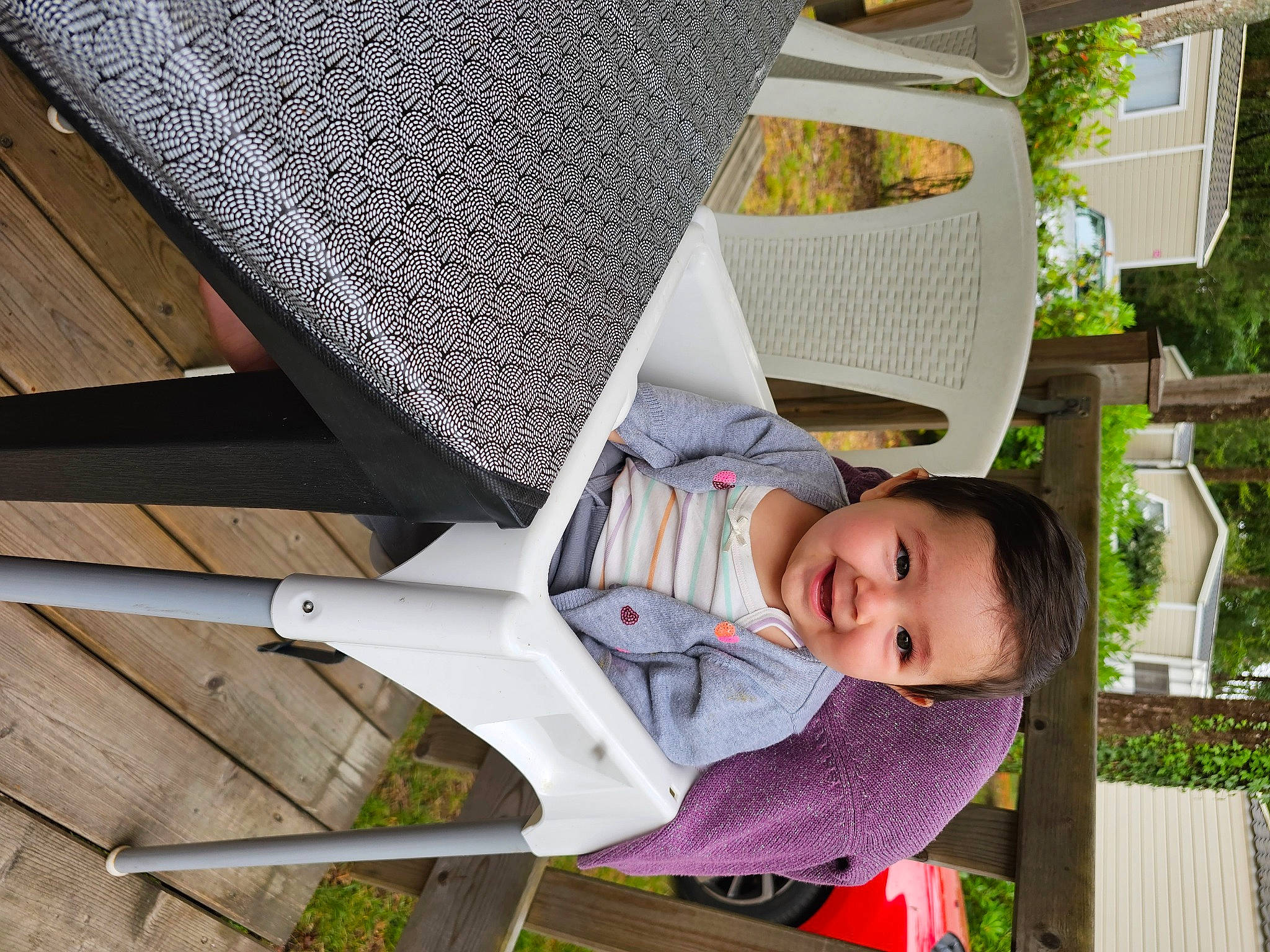 Freya a rejoint le concours — aidez-le/la à gagner de superbes lots ! baby, baby_products, child, comfort, fashion_accessory, fun, grass, house, joy, leisure, mesh, outdoor_furniture, pattern, person, plant, room, shade, sitting, toddler, tree