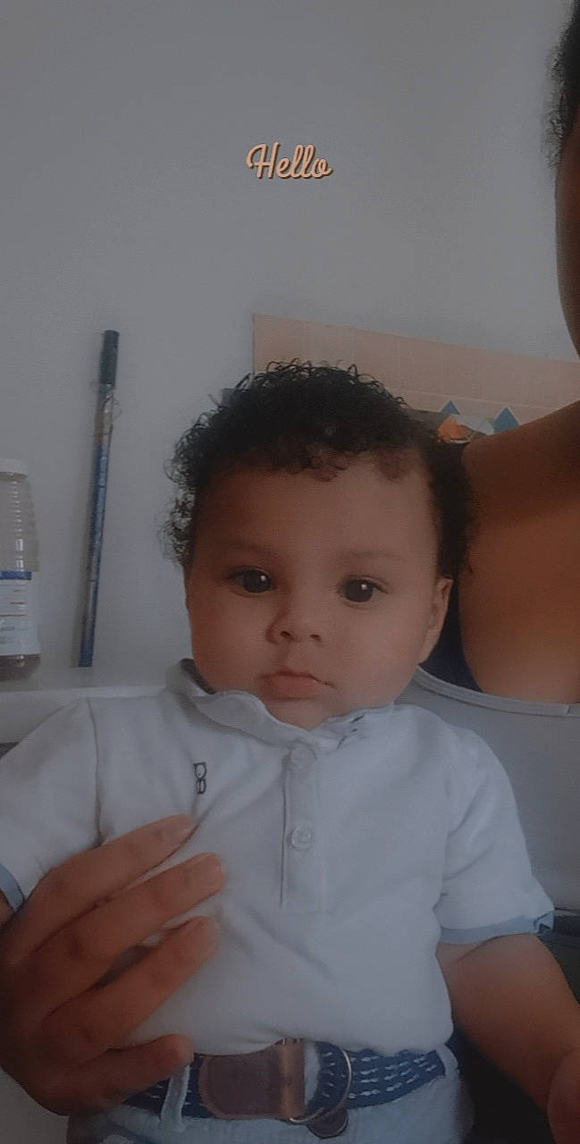 Alexis participe au concours pour gagner de l'argent avec cette photo : baby, baby_toddler_clothing, chair, cheek, child, chin, ear, eyebrow, eyelash, forehead, gesture, happy, iris, lip, neck, nose, person, shoulder, skin, thumb