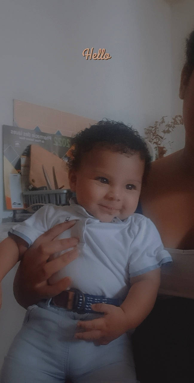 Alexis a rejoint le concours — aidez-le/la à gagner de superbes lots ! abdomen, baby, baby_toddler_clothing, cheek, child, comfort, eyebrow, finger, fun, gesture, hairstyle, happy, nose, person, room, sitting, skin, smile, t_shirt, thumb