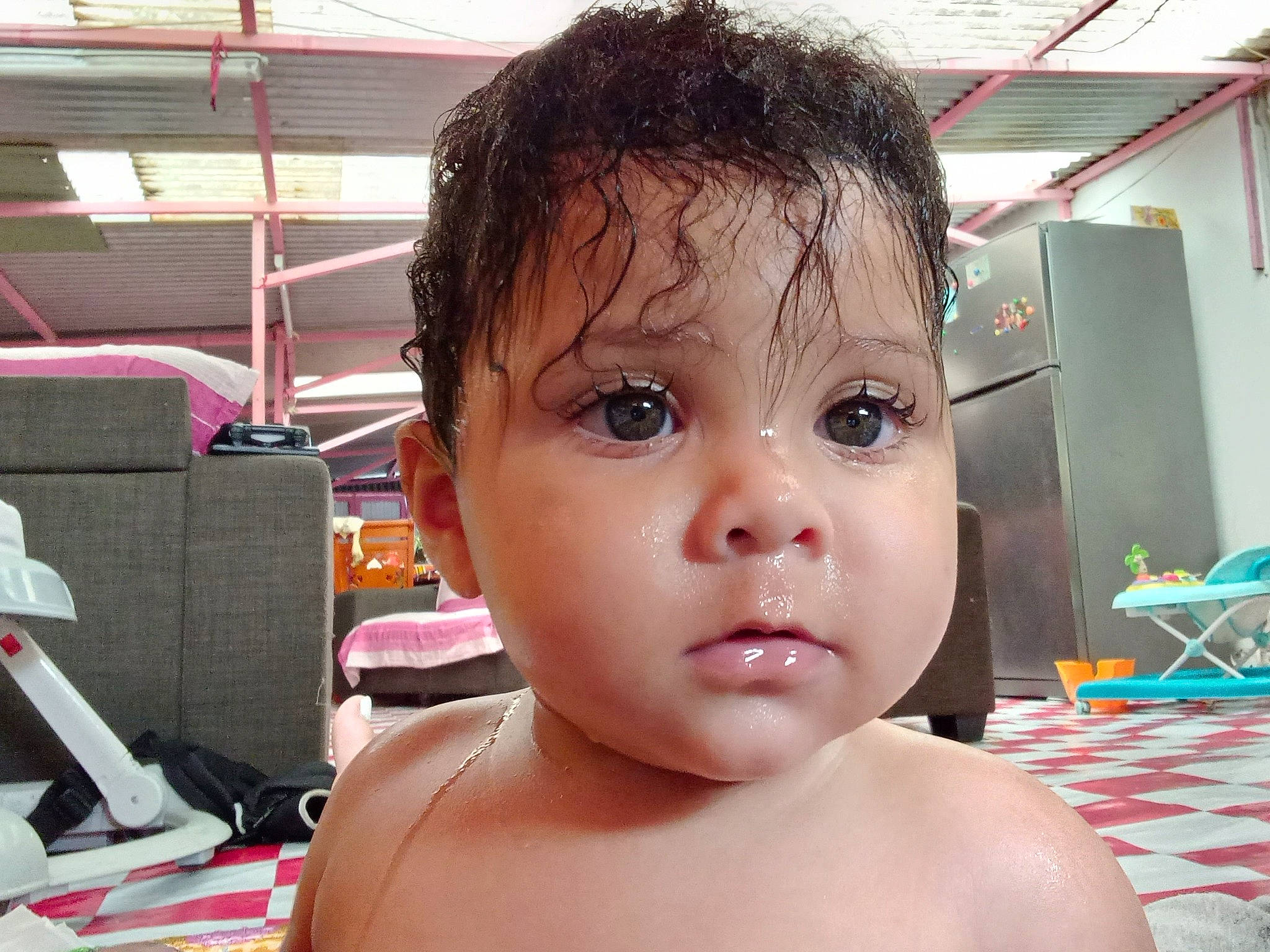 Alexis a rejoint le concours — aidez-le/la à gagner de superbes lots ! barechested, bathing, black_hair, cheek, chest, child, chin, eyelash, forehead, fun, happy, houseplant, leisure, lip, mouth, nose, person, skin, thumb, toddler