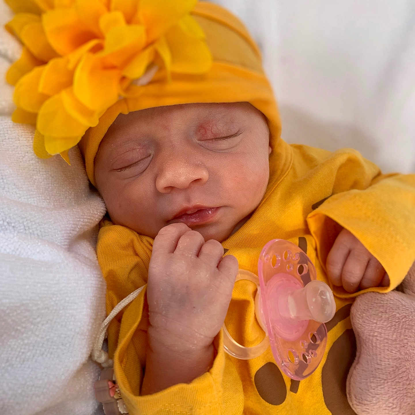 Cayetana participe au concours pour gagner de l'argent avec cette photo : baby, blanket, child, closeup, cozy, cute, face, flower, hand, headband, infant, newborn, pacifier, peaceful, portrait, resting, skin, sleeping, soft_toy, yellow_clothing