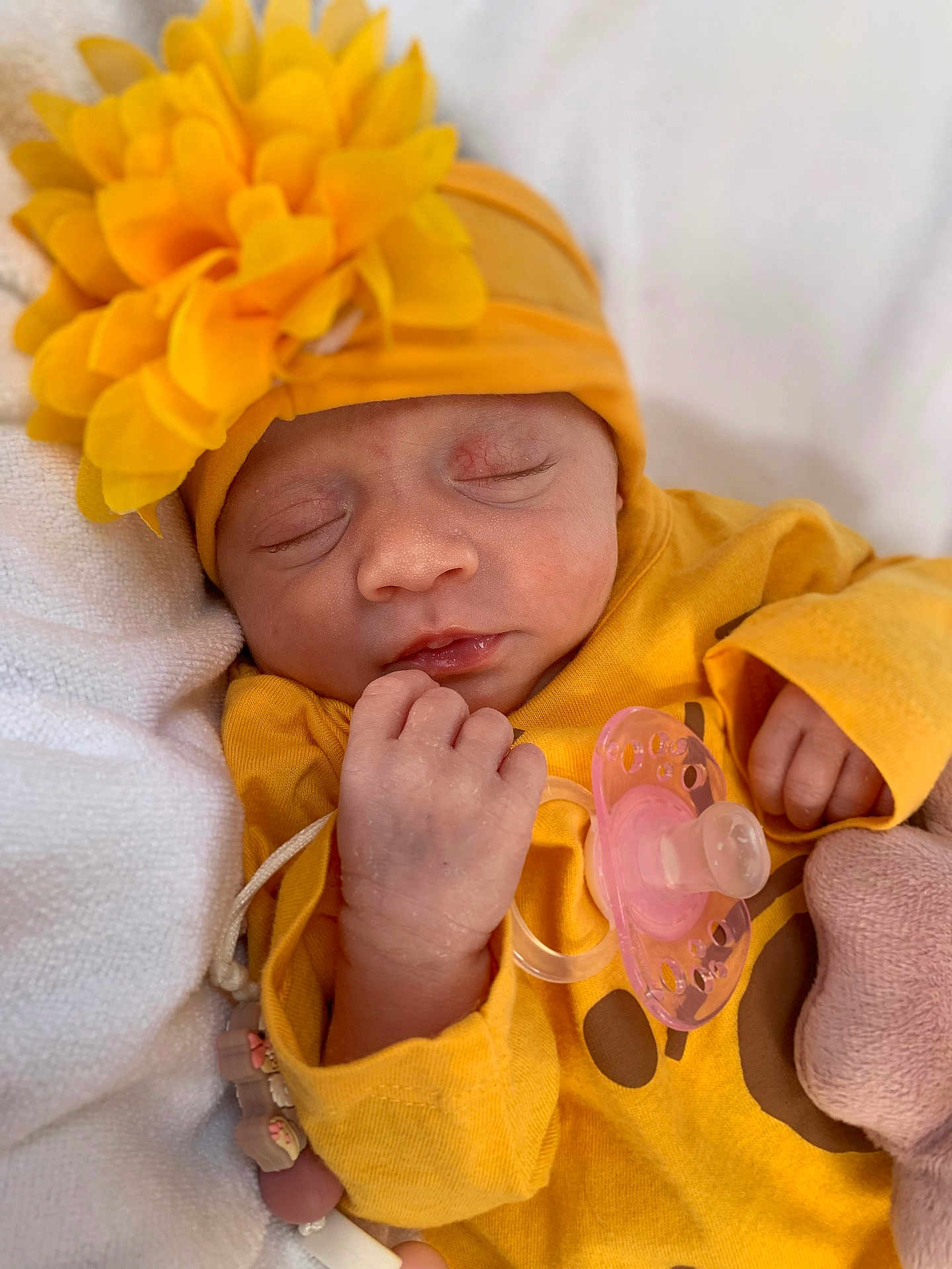 Cayetana participe au concours pour gagner de l'argent avec cette photo : newborn, baby, sleeping, yellow_clothing, headband, flower, pacifier, hand, soft_toy, blanket, infant, closeup, peaceful, cute, portrait, resting, cozy, skin, face, child