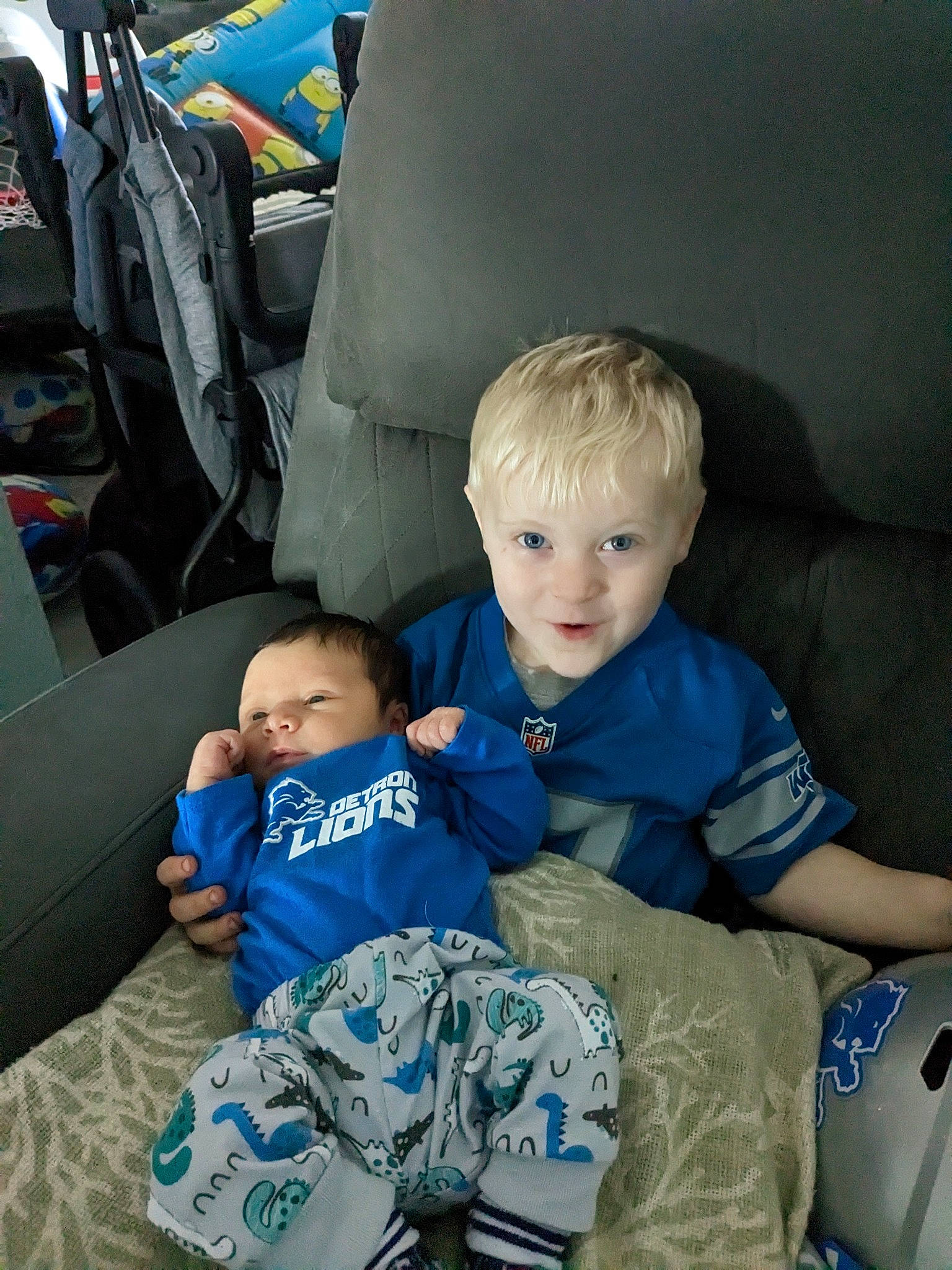 David is registered to the contest to win money with this photo: auto_part, baby, baby_toddler_clothing, car_seat, car_seat_cover, child, comfort, couch, electric_blue, family_car, fun, lap, leisure, luxury_vehicle, mammal, motor_vehicle, person, product, sitting, toddler