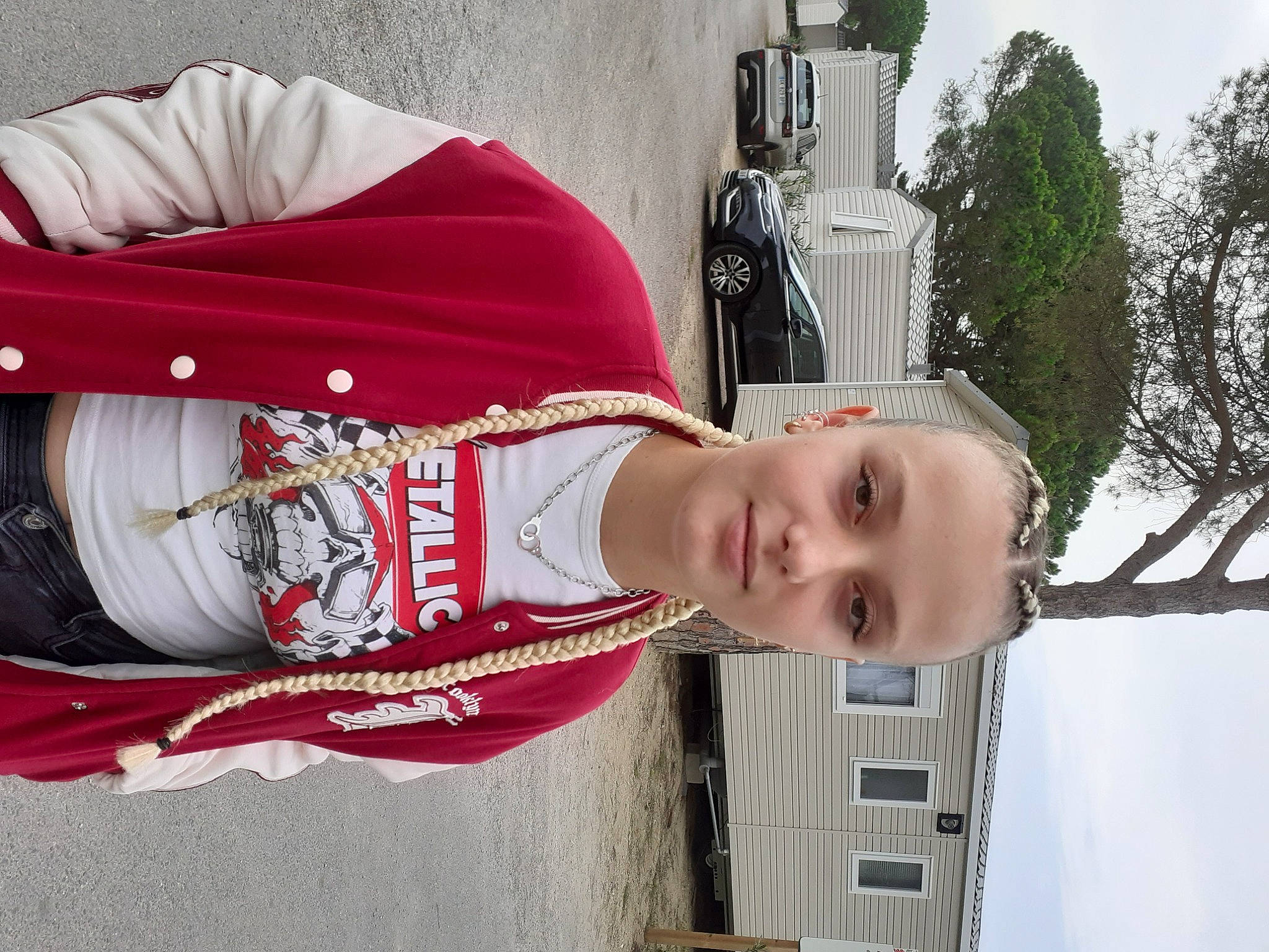 Leeloo participe au concours pour gagner de l'argent avec cette photo : art, building, carmine, fashion_accessory, joy, person, plant, sky, sleeve, smile, t_shirt, tree