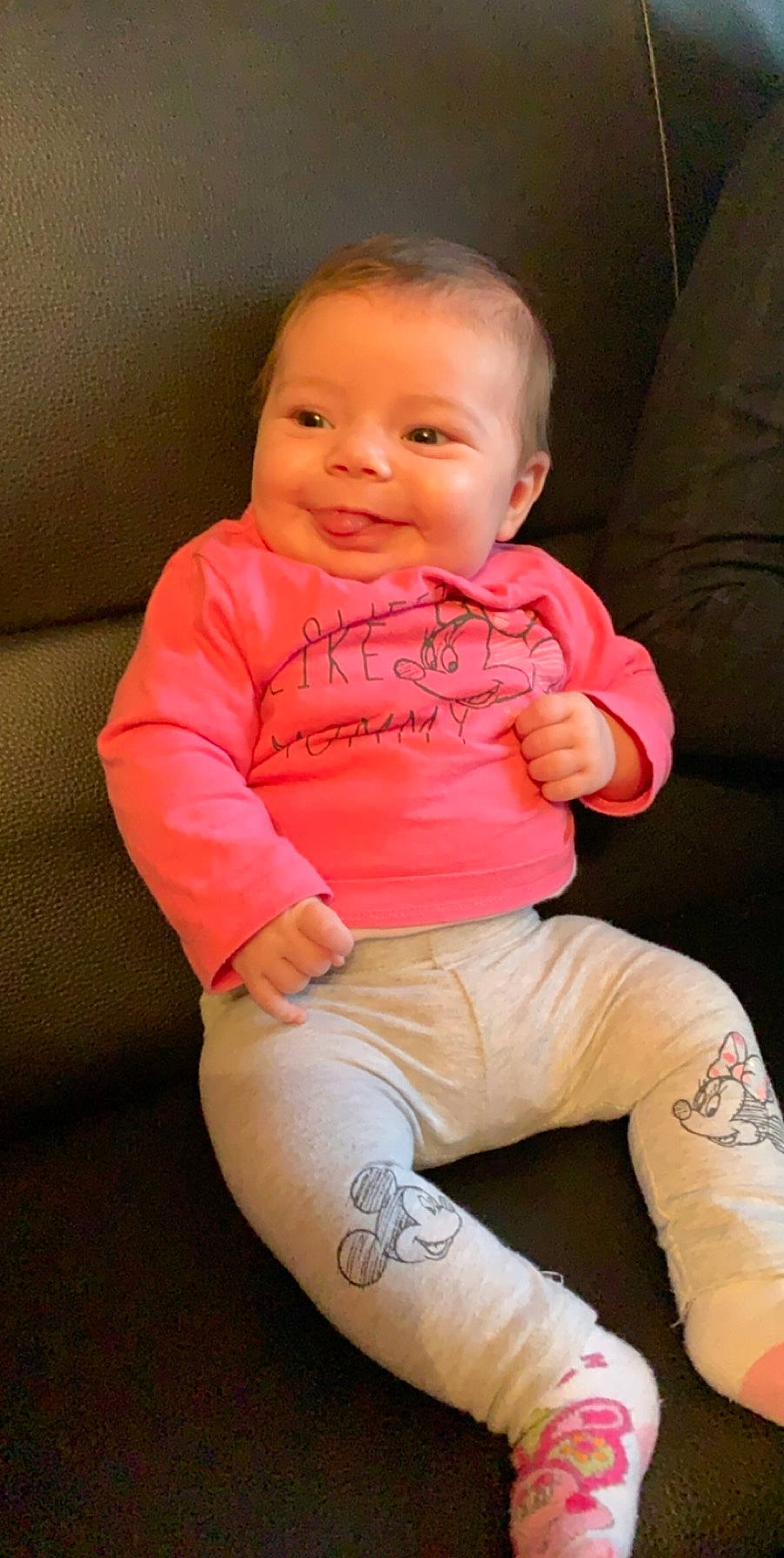 Léna a rejoint le concours — aidez-le/la à gagner de superbes lots ! arm, baby, baby_products, baby_toddler_clothing, cheek, child, finger, joy, lip, person, pink, sitting, skin, smile, toddler