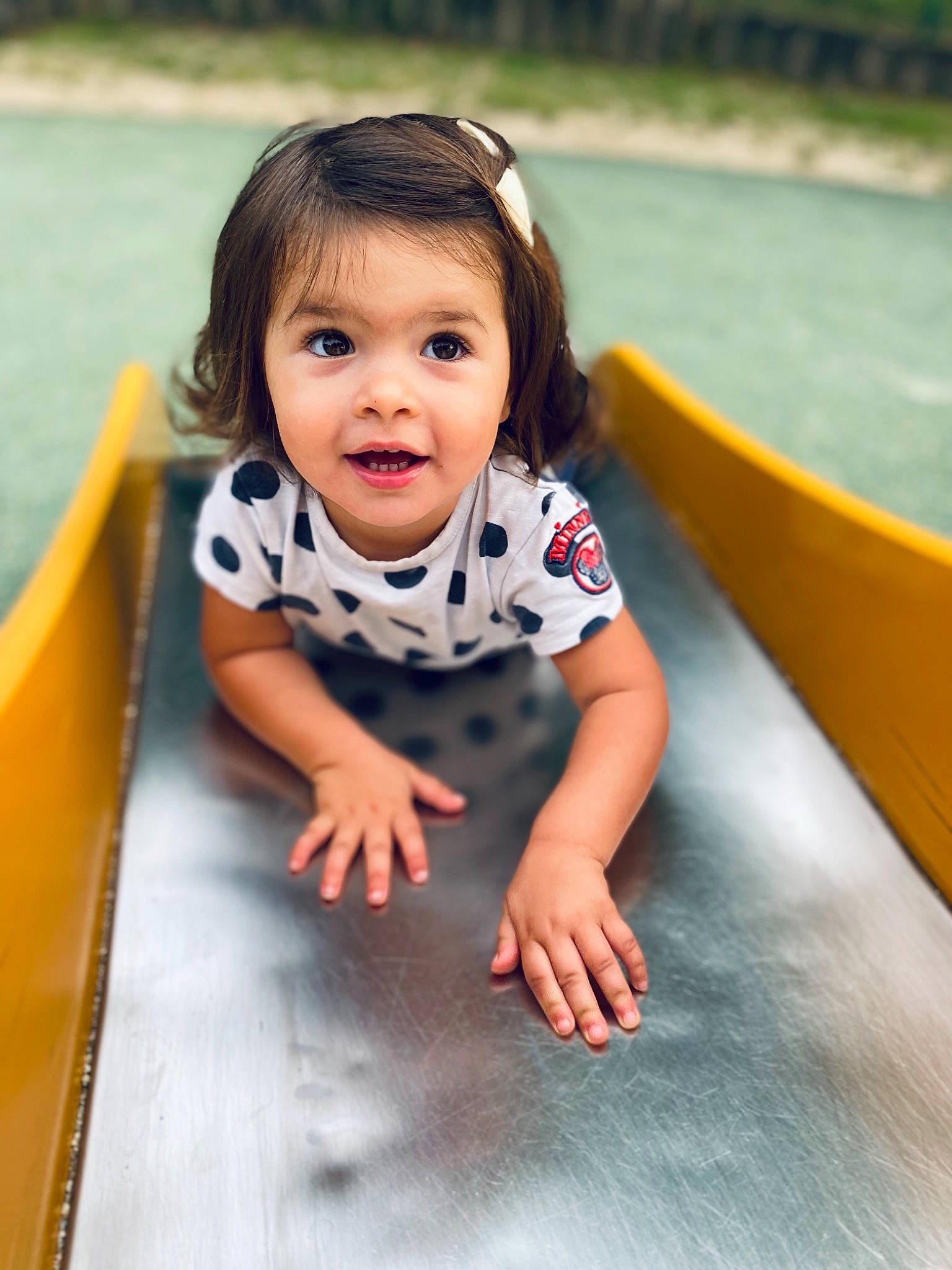 Joyce a rejoint le concours — aidez-le/la à gagner de superbes lots ! baby, baby_toddler_clothing, boats_and_boating_equipment_and_supplies, child, dress, face, facial_expression, flash_photography, fun, hair, happy, leisure, nose, outdoor_recreation, person, recreation, skin, smile, toddler, water