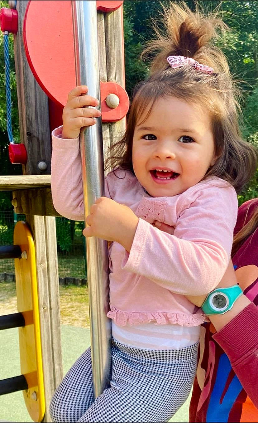 Joyce a rejoint le concours — aidez-le/la à gagner de superbes lots ! baby_toddler_clothing, child, clothing, fun, grass, happy, joy, leisure, person, photograph, pink, playground, product, public_space, recreation, skin, smile, summer, toddler, tree