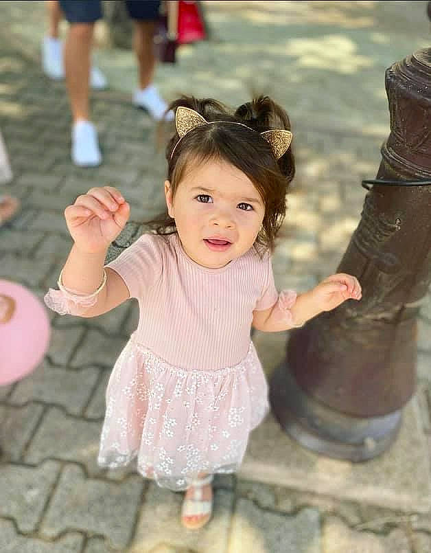 Joyce a rejoint le concours — aidez-le/la à gagner de superbes lots ! arm, baby_toddler_clothing, dress, facial_expression, finger, gesture, hair, hairstyle, hand, happy, joint, leg, person, photograph, pink, shoe, skin, smile, standing, toddler