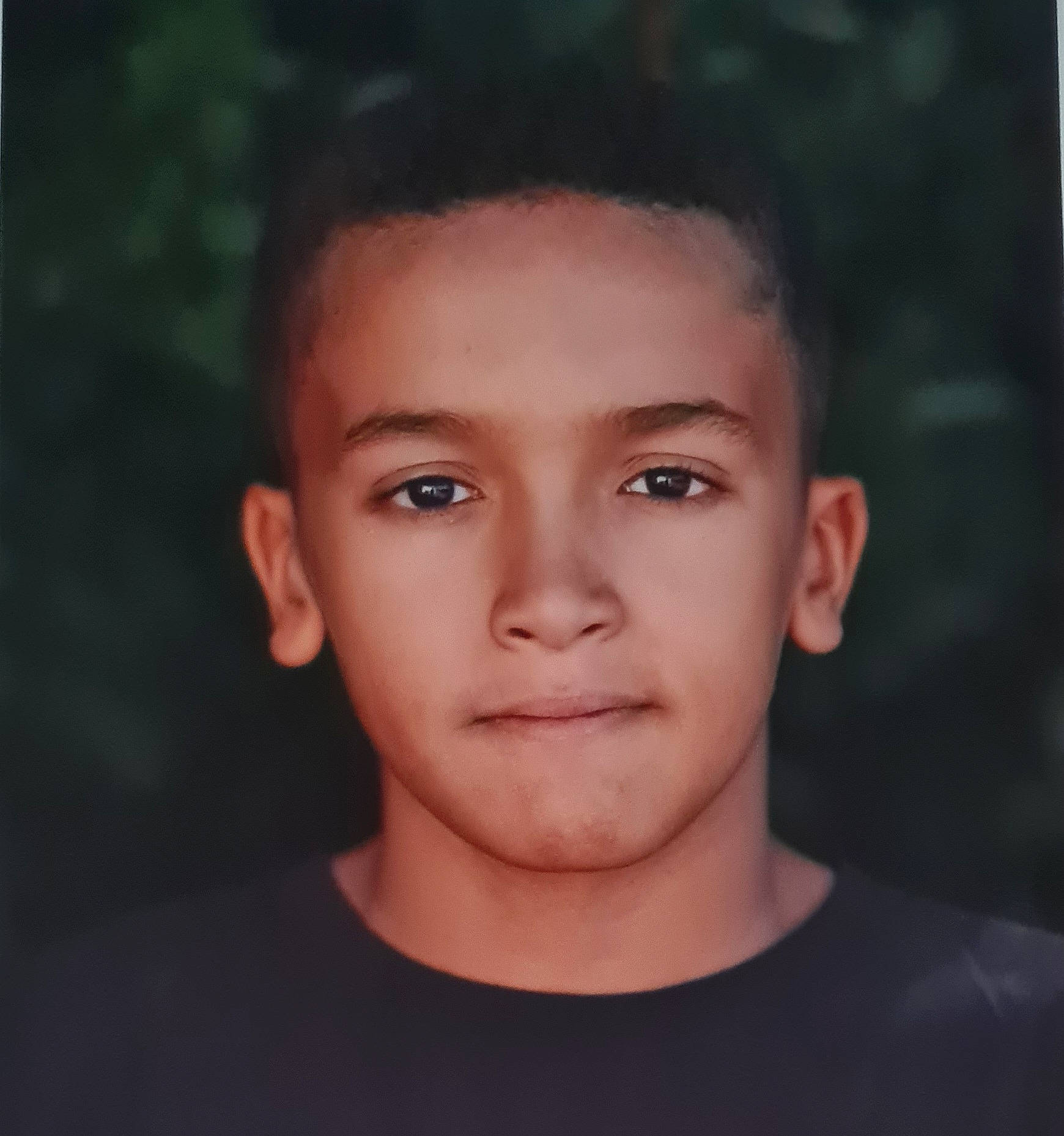 Lylian participe au concours pour gagner de l'argent avec cette photo : black_hair, buzz_cut, cheek, crew_cut, ear, electric_blue, eyebrow, eyelash, flash_photography, forehead, happy, jaw, neck, no_expression, nose, person, pleased, portrait, portrait_photography, smile