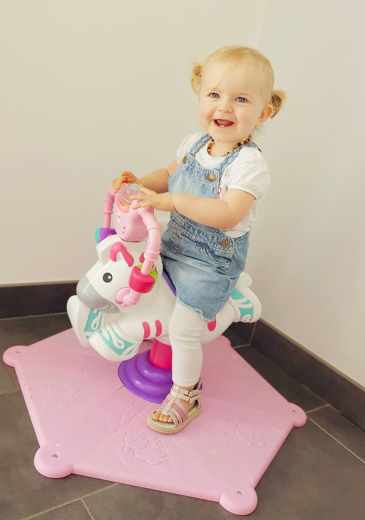 Lexy a rejoint le concours — aidez-le/la à gagner de superbes lots ! arm, baby, baby_toddler_clothing, child, doll, happy, human_leg, joy, knee, magenta, person, pink, shorts, sitting, sleeve, smile, sock, stuffed_toy, t_shirt, thigh