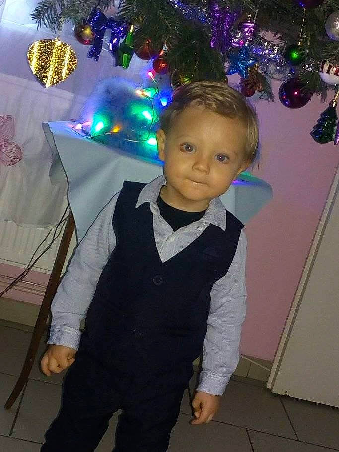 Ewen participe au concours pour gagner de l'argent avec cette photo : child, christmas, christmas_decoration, christmas_tree, costume, event, formal_wear, fun, holiday, interior_design, party, person, smile, suit, toddler, tree, tuxedo