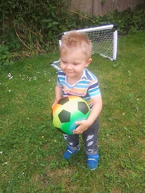 Ewen a rejoint le concours — aidez-le/la à gagner de superbes lots ! ball, child, football, grass, joy, net, person, play, soccer, soccer_ball, sports_equipment, toddler