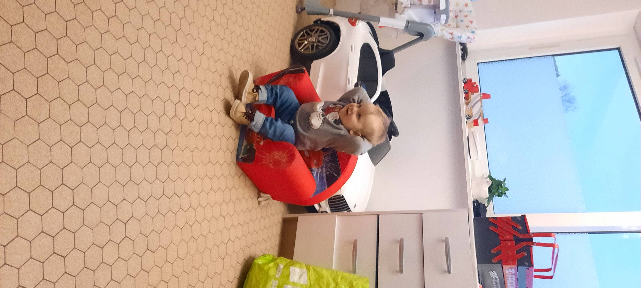 Mayron a rejoint le concours — aidez-le/la à gagner de superbes lots ! adventure, animation, carmine, event, fictional_character, fun, leisure, person, recreation, room, shorts, window, world