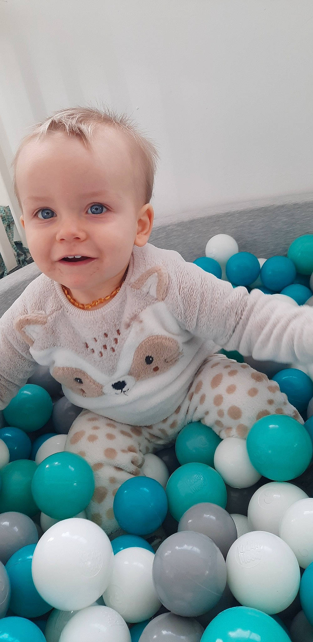 Mayron a rejoint le concours — aidez-le/la à gagner de superbes lots ! aqua, azure, baby, baby_toddler_clothing, ball_pit, beauty, blue, fun, green, happy, joy, organ, people, person, photograph, product, smile, snapshot, toddler, toy