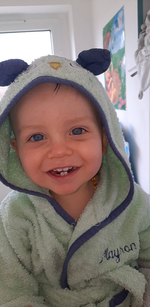 Mayron a rejoint le concours — aidez-le/la à gagner de superbes lots ! baby, cap, cheek, child, chin, close_up, cool, eye, eyebrow, fun, happy, iris, joy, lip, mouth, nose, outerwear, person, skin, smile