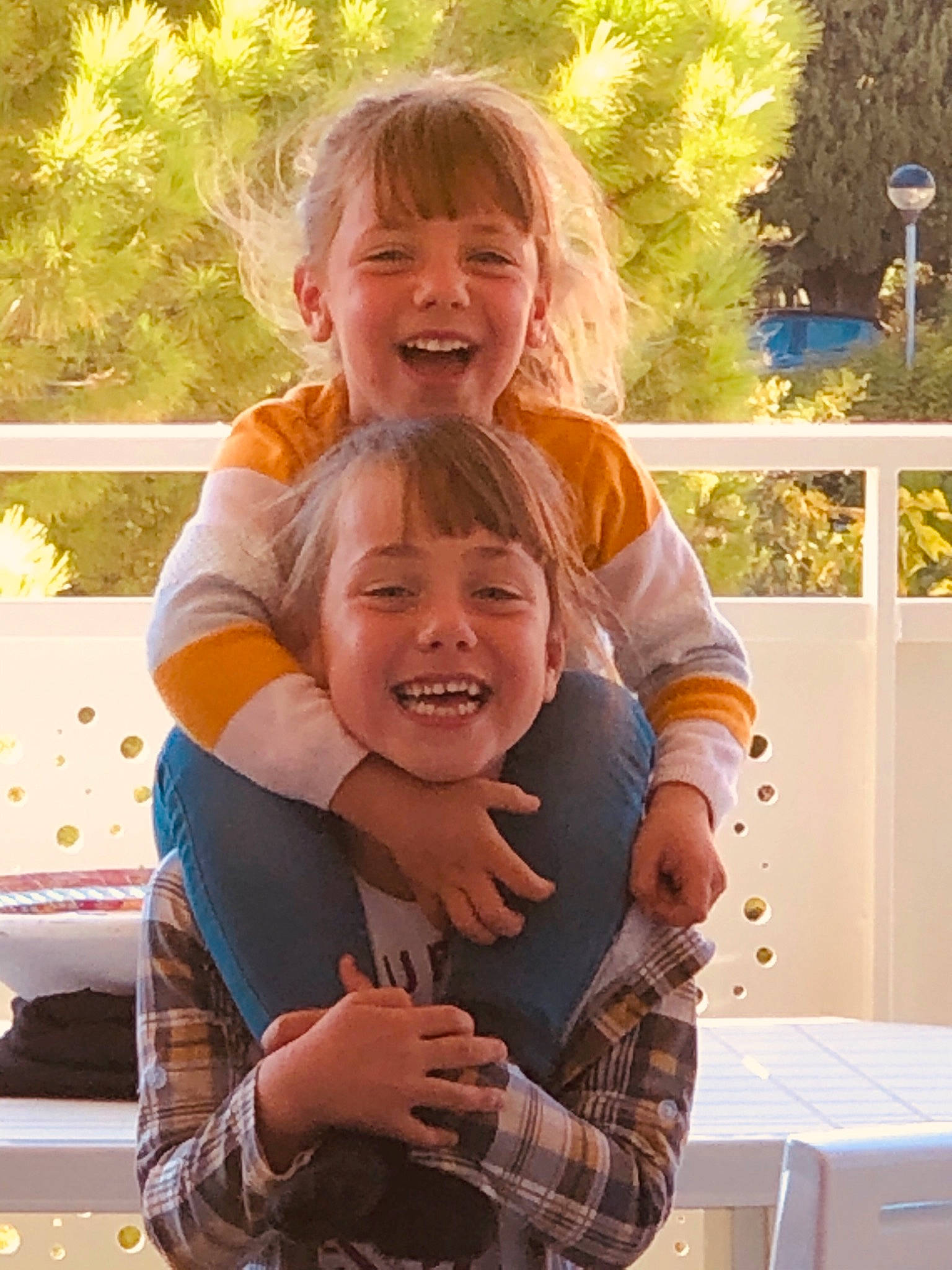 Zoe participe au concours pour gagner de l'argent avec cette photo : child, event, facial_expression, friendship, fun, gesture, grass, hairstyle, happy, iris, joint, joy, leisure, muscle, people_in_nature, person, shoulder, smile, t_shirt, toddler