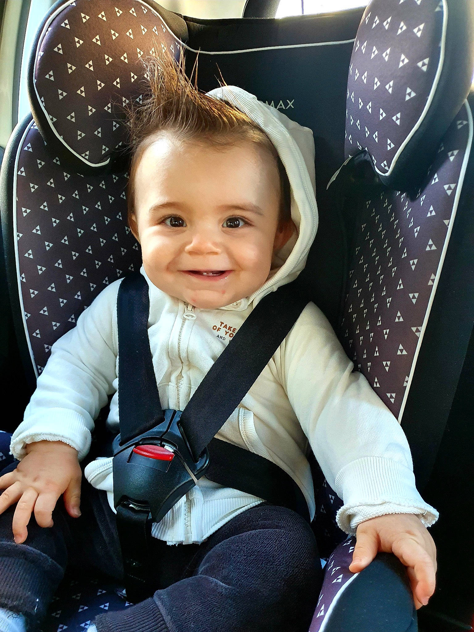 Raphaël participe au concours pour gagner de l'argent avec cette photo : auto_part, baby, baby_carriage, baby_in_car_seat, baby_toddler_clothing, black, car_seat, child, comfort, cool, electric_blue, facial_expression, fun, happy, joy, lap, person, sitting, smile, space