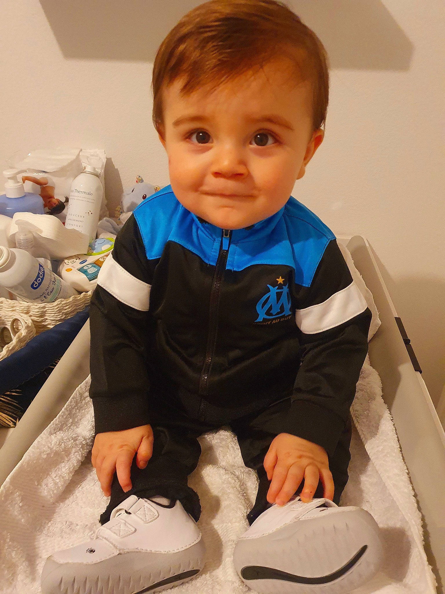 Raphaël a rejoint le concours — aidez-le/la à gagner de superbes lots ! baby, baby_products, baby_toddler_clothing, cheek, child, collar, comfort, dress, formal_wear, human_body, linens, neck, outerwear, person, play, room, sitting, sleeve, t_shirt, tie