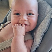 Malone a rejoint le concours — aidez-le/la à gagner de superbes lots ! baby, infant, smile, face, hand, fingers, highchair, seatbelt, chicco, child, cute, skin, indoor, portrait, happy, teething, closeup, comfort, straps, cozy
