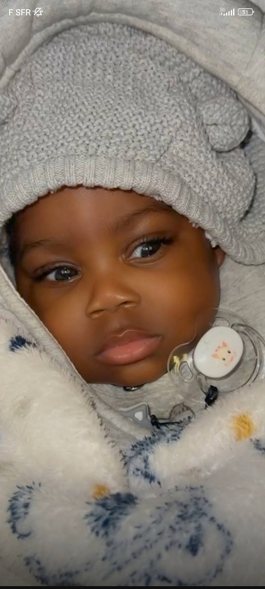 Raphaël participe au concours pour gagner de l'argent avec cette photo : baby, cap, cheek, child, chin, close_up, eye, eyebrow, eyelash, face, facial_expression, happy, headgear, headwear, lip, nose, organ, person, skin, textile