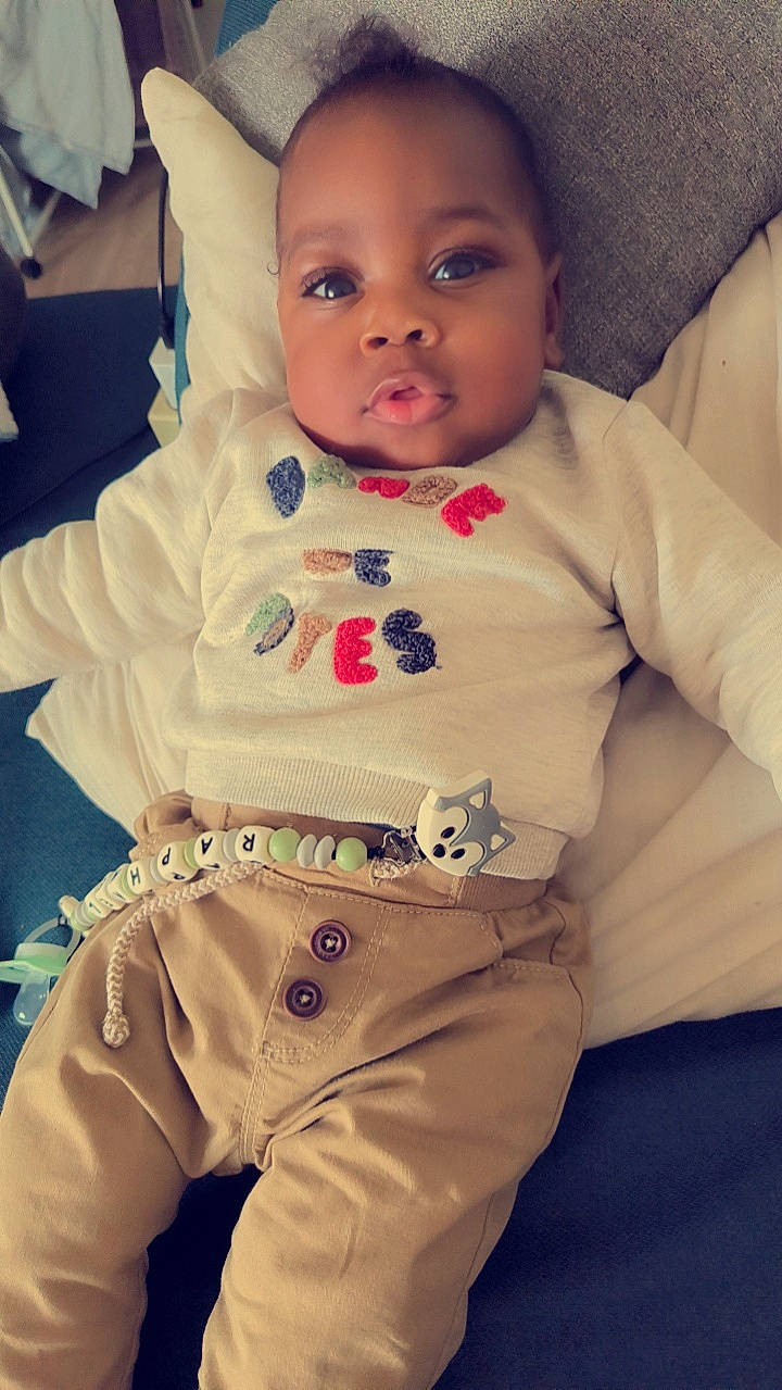 Raphaël participe au concours pour gagner de l'argent avec cette photo : baby, baby_toddler_clothing, beauty, cheek, collar, comfort, finger, happy, human_body, iris, lip, mouth, neck, nose, people, person, skin, sleeve, t_shirt, textile