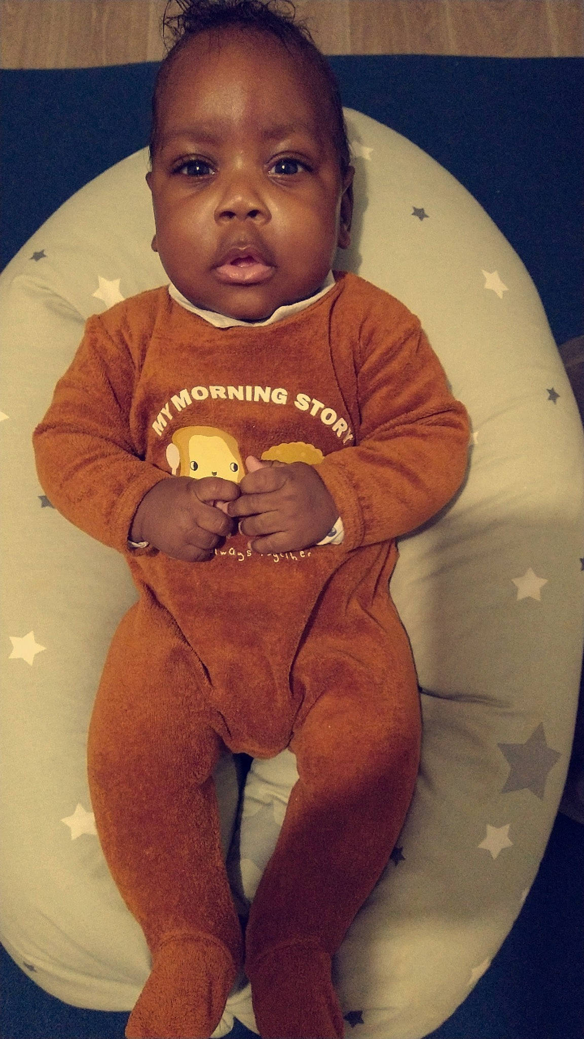 Raphaël a rejoint le concours — aidez-le/la à gagner de superbes lots ! baby, baby_toddler_clothing, cheek, chest, child, elbow, eye, face, happy, head, nose, person, sitting, skin, sleeve, stomach, t_shirt, thigh, thumb, toddler