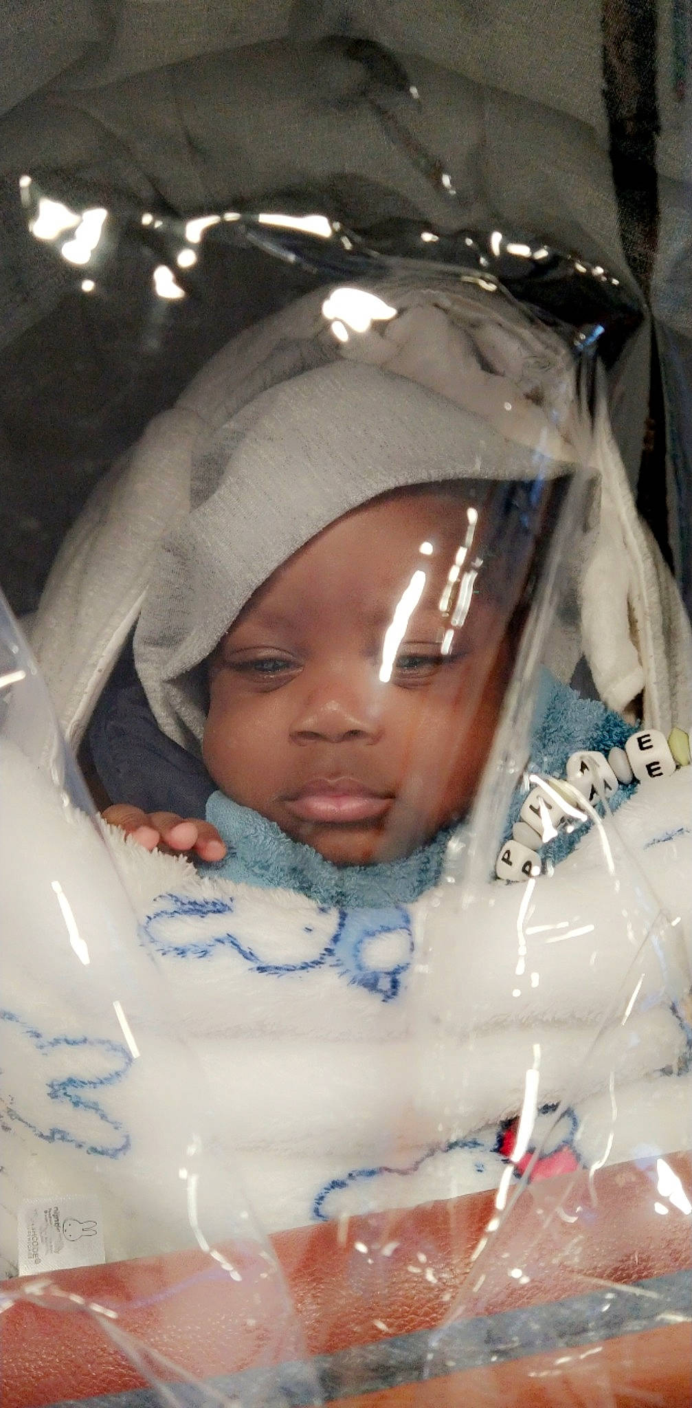 Raphaël participe au concours pour gagner de l'argent avec cette photo : baby, cheek, child, event, eye, eyebrow, eyelash, flash_photography, fun, happy, hat, headwear, mouth, person, room, toddler