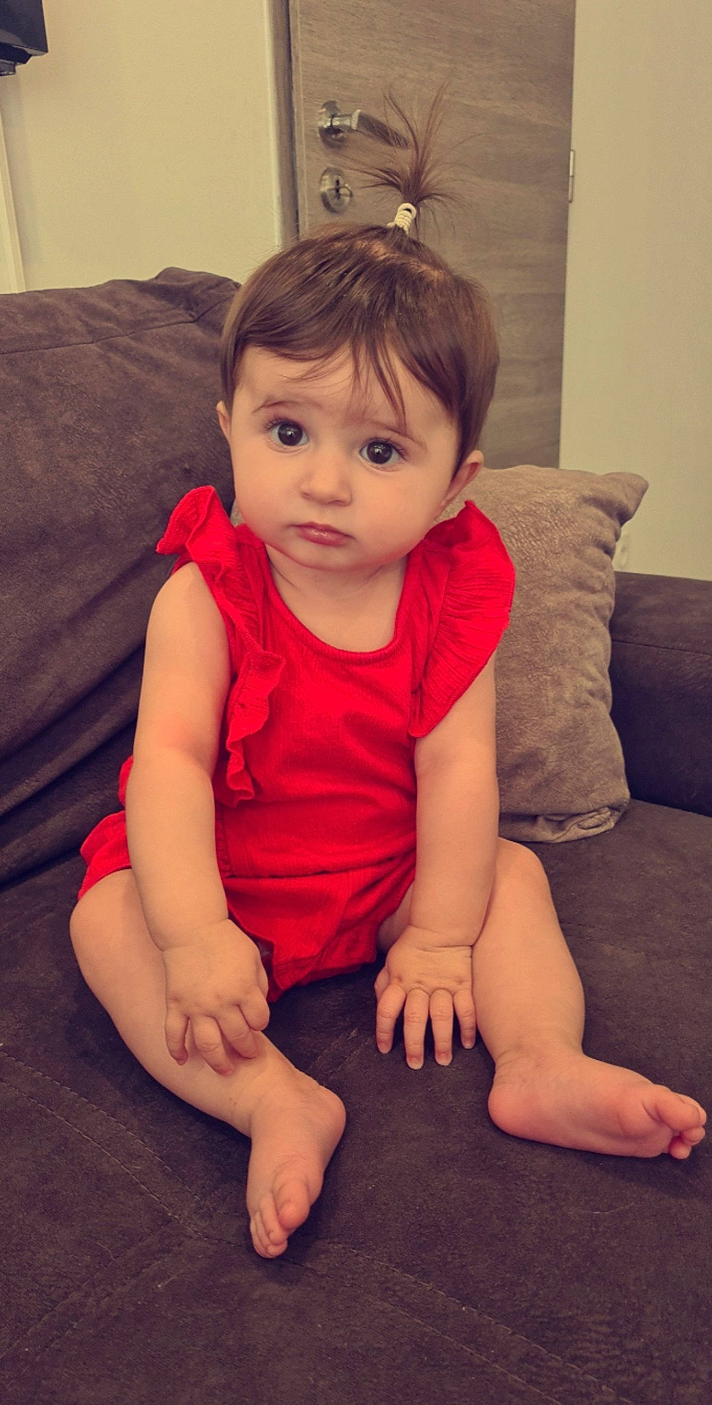 Giulia a rejoint le concours — aidez-le/la à gagner de superbes lots ! baby_toddler_clothing, cheek, chin, comfort, couch, dress, eye, face, finger, hair, hairstyle, head, iris, lip, mammal, neck, nose, person, shoulder, skin