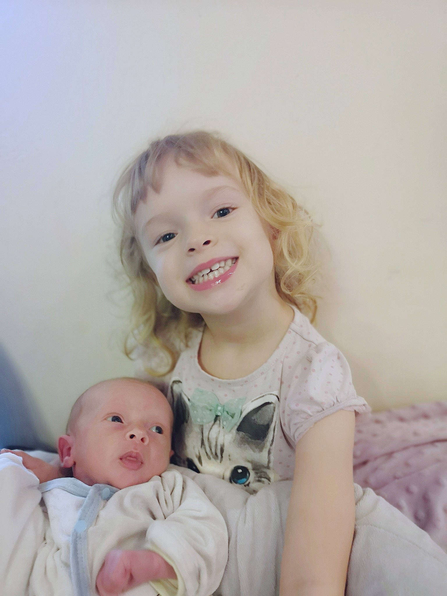 Charline participe au concours pour gagner de l'argent avec cette photo : baby, cheek, child, eye, happy, iris, joy, people, person, room, sibling, skin, smile, toddler