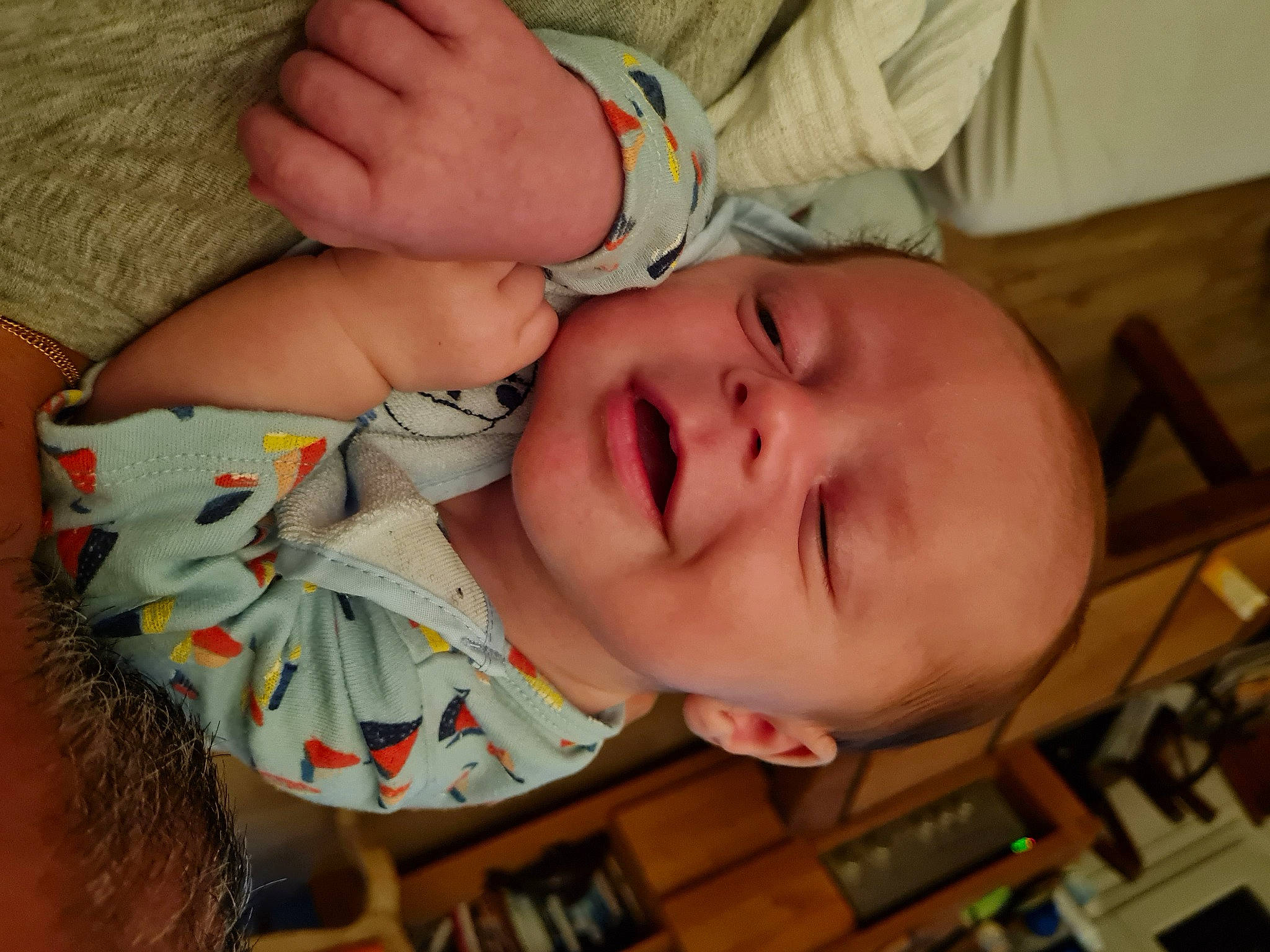 Juan participe au concours pour gagner de l'argent avec cette photo : baby, baby_toddler_clothing, cheek, chin, eye, eyebrow, eyelash, finger, forehead, gesture, hair, head, human_body, iris, lip, mouth, nose, person, skin, sleeve