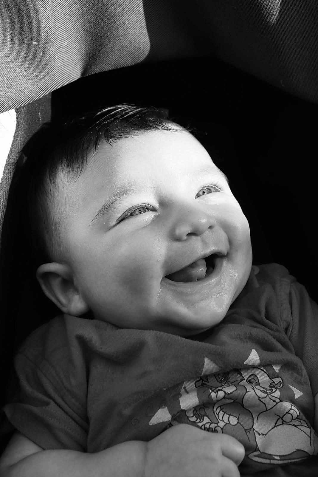 Alezyo participe au concours pour gagner de l'argent avec cette photo : baby, smile, happy, face, infant, clothing, black_and_white, portrait, cute, child, expression, tshirt, cartoon, hand, soft_light, shadow, closeup, young, joy, cheerful
