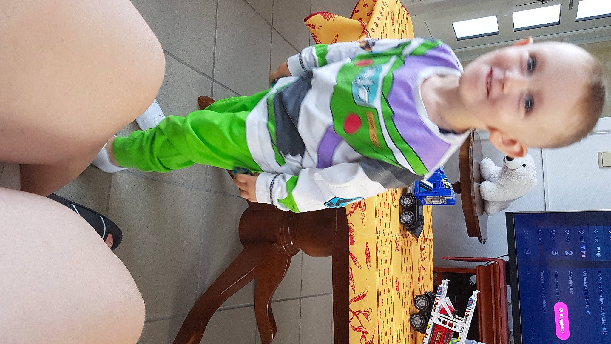 Nolann a rejoint le concours — aidez-le/la à gagner de superbes lots ! baby, child, costume, event, eye, fun, human_leg, joy, knee, person, personal_protective_equipment, play, room, sock, sportswear, thigh, thumb, toddler, uniform, wrist