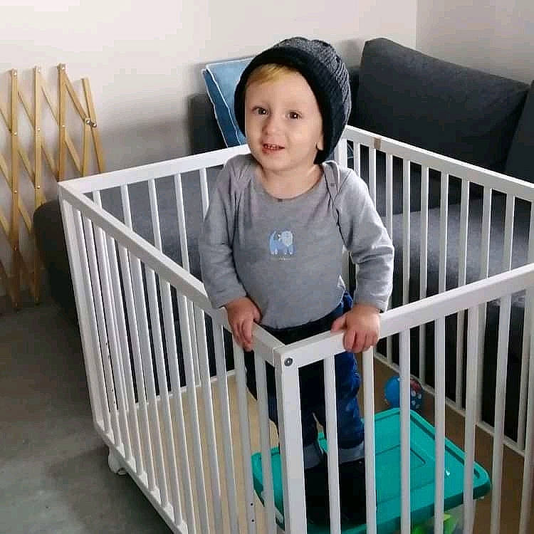 Nolann a rejoint le concours — aidez-le/la à gagner de superbes lots ! baby_products, baby_safety, baby_toddler_clothing, baluster, child, comfort, composite_material, cradle, face, handrail, hardwood, headwear, joy, nursery, person, product, sleeve, smile, standing, t_shirt