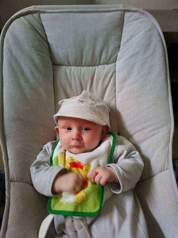 Nolann participe au concours pour gagner de l'argent avec cette photo : baby, baby_carriage, baby_in_car_seat, baby_products, baby_safety, baby_sleeping, baby_toddler_clothing, cheek, child, comfort, drinkware, hat, headgear, headwear, linens, person, product, sitting, sleeve, textile