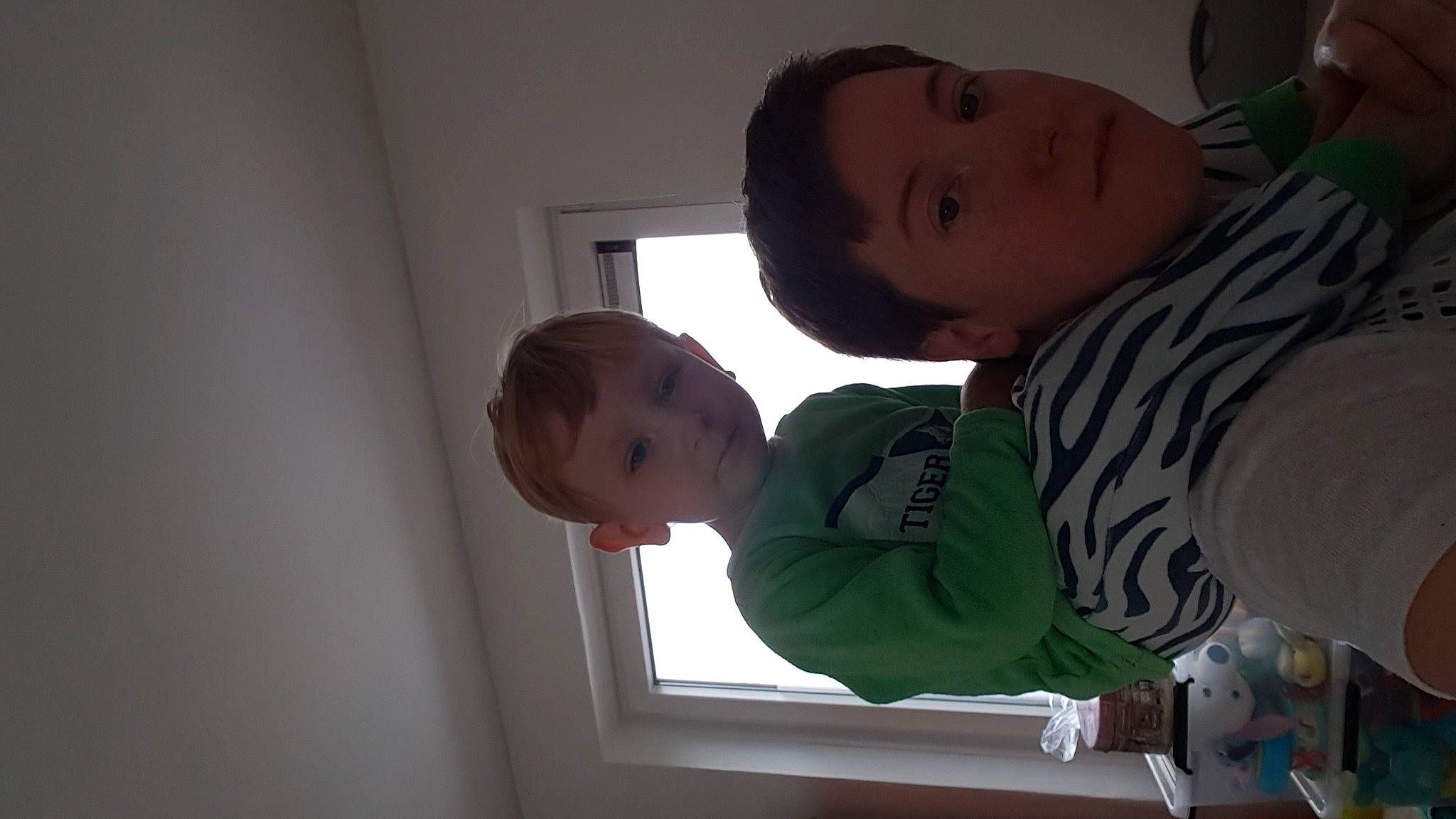 Nolann a rejoint le concours — aidez-le/la à gagner de superbes lots ! arm, baby, baby_toddler_clothing, cheek, child, comfort, elbow, finger, fun, gesture, happy, human_body, mouth, nose, person, room, skin, sleeve, t_shirt, toddler