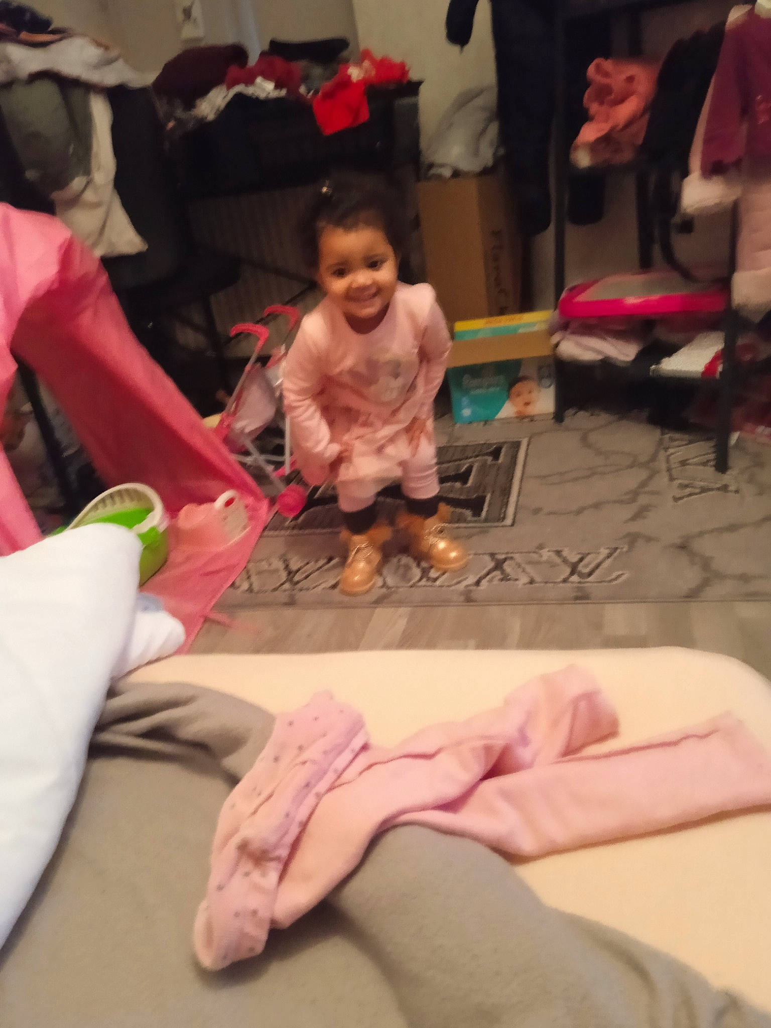 Mahlya a rejoint le concours — aidez-le/la à gagner de superbes lots ! child, comfort, event, finger, floor, flooring, foot, fun, human_leg, joint, joy, knee, lap, person, pink, sitting, skin, smile, sock, thigh