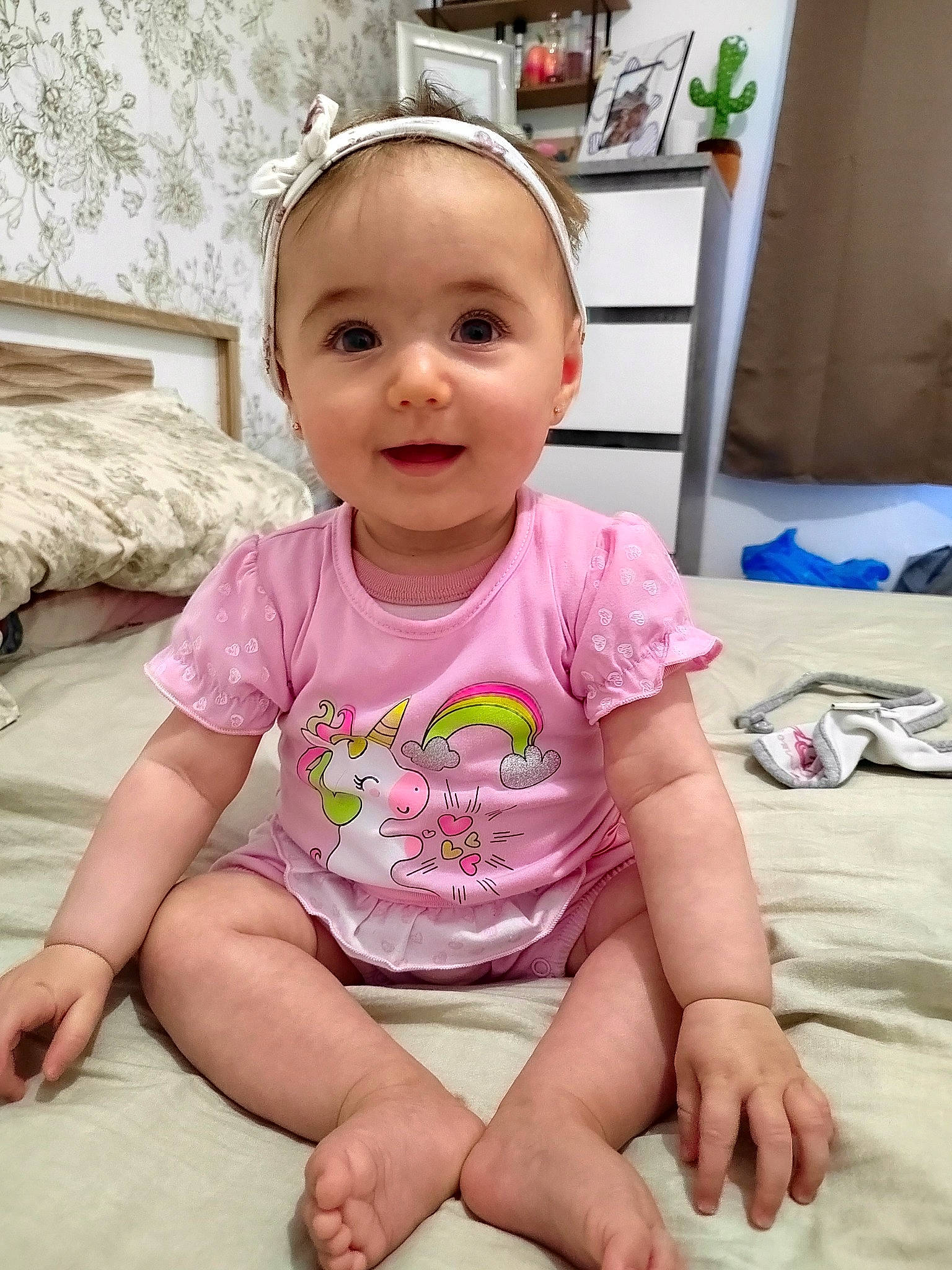 Alice participe au concours pour gagner de l'argent avec cette photo : baby, baby_toddler_clothing, cheek, child, comfort, eye, fun, happy, head, houseplant, iris, people, person, picture_frame, pink, skin, sleeve, smile, t_shirt, thigh