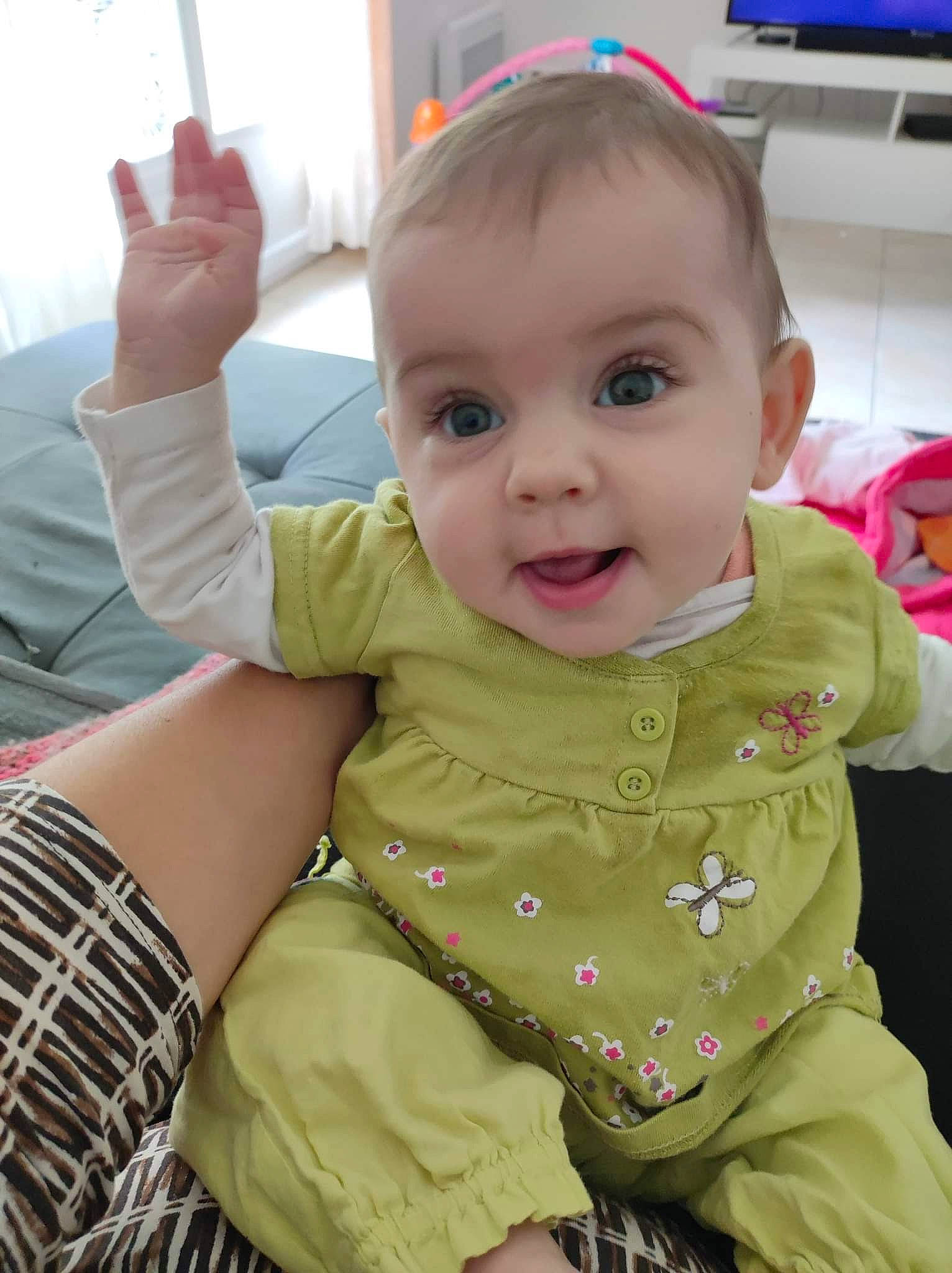 Shanna participe au concours pour gagner de l'argent avec cette photo : baby, baby_toddler_clothing, cheek, chin, eye, face, facial_expression, finger, gesture, happy, head, iris, mouth, person, pink, skin, sleeve, smile, t_shirt, television