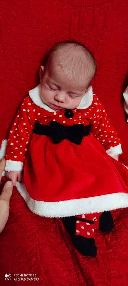 Shanna a rejoint le concours — aidez-le/la à gagner de superbes lots ! baby, baby_products, baby_toddler_clothing, carmine, child, collar, day_dress, dress, embellishment, event, magenta, one_piece_garment, pattern, person, pink, red, sitting, sleeve, t_shirt, textile