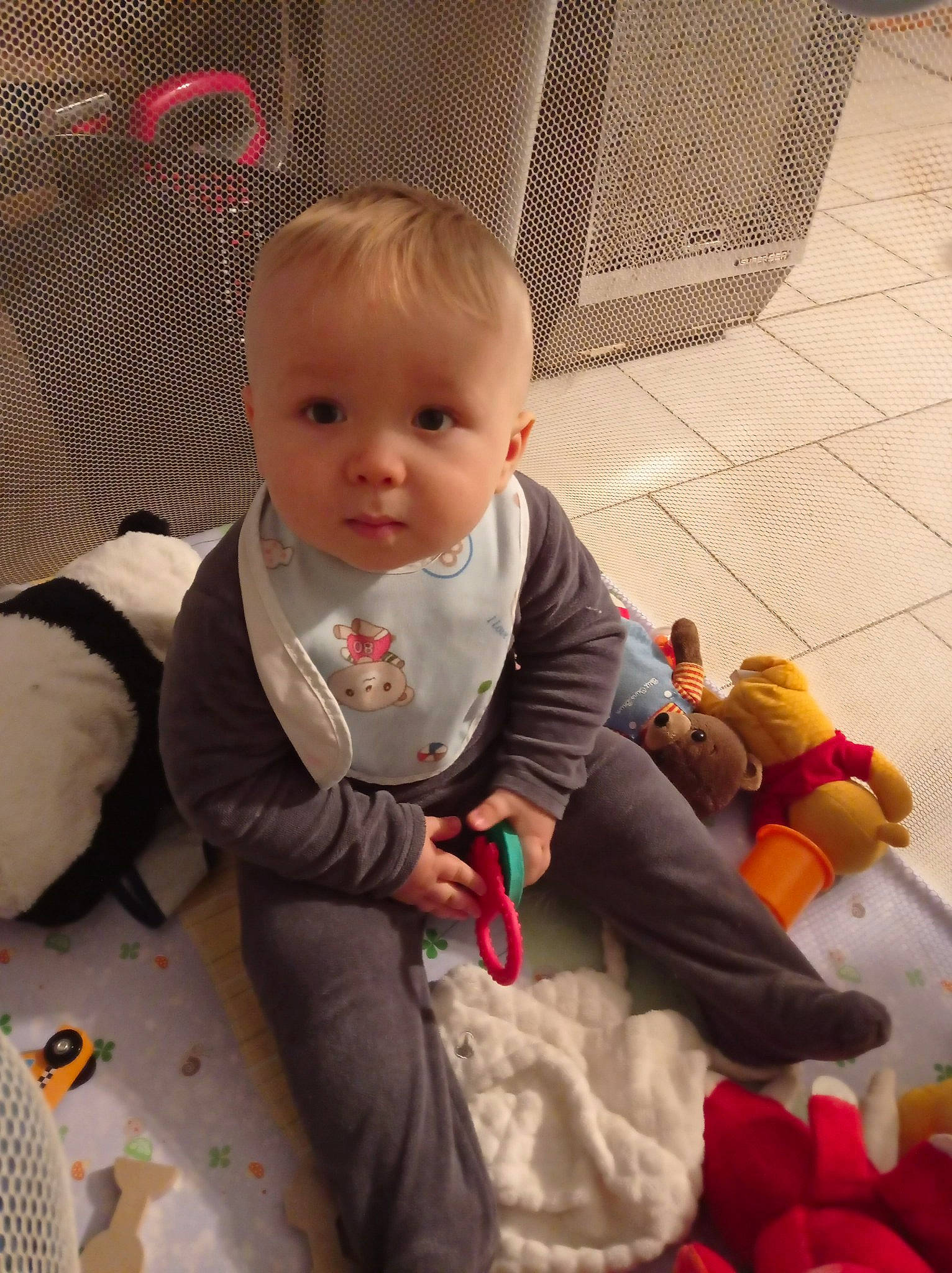 Elyo participe au concours pour gagner de l'argent avec cette photo : baby, baby_products, baby_toddler_clothing, cheek, child, comfort, eye, face, floor, flooring, fun, head, person, play, room, sitting, skin, sleeve, toddler, toy