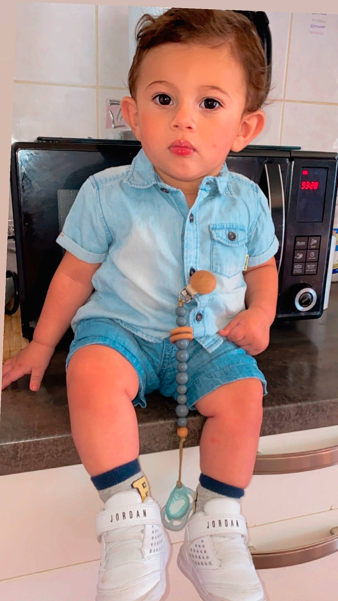 Abderrahmane participe au concours pour gagner de l'argent avec cette photo : baby, baby_toddler_clothing, blue, child, electric_blue, fun, home_appliance, human_leg, joint, knee, person, shorts, skin, sleeve, snapshot, sneakers, sock, t_shirt, thigh, toddler
