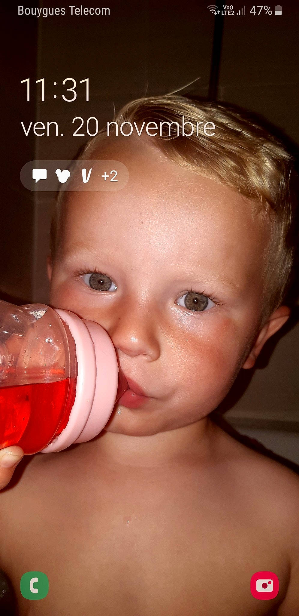 Jules a rejoint le concours — aidez-le/la à gagner de superbes lots ! baby_bottle, cheek, chest, drinkware, ear, eye, eyebrow, eyelash, flash_photography, forehead, head, iris, lip, mouth, neck, nose, person, plastic_bottle, skin, tableware